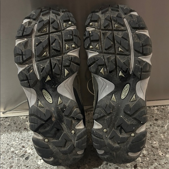 Stylish Gray Women's Hiking Shoes - Picture 4 of 7